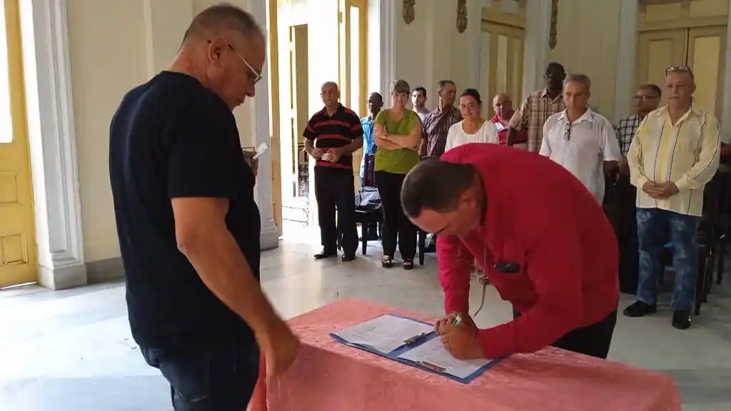 Firma del juramento del Consejo Electoral Provincial de Villa Clara.