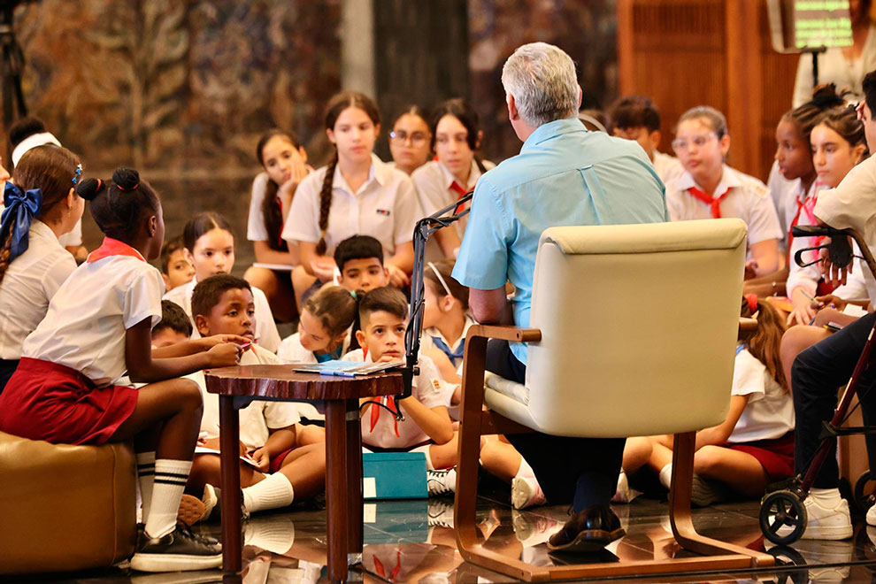 Presidente cubano, Miguel Díaz-Canel, conversa con un grupo de niños en el Palacio de la Revolución.