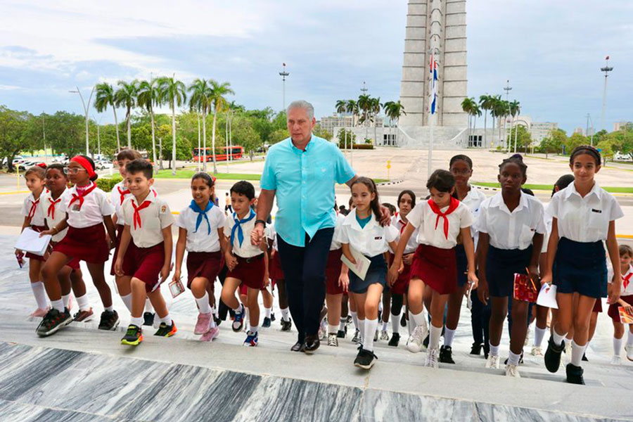 Presidente de Cuba, Miguel Díaz-Canel, entrando al Palacio de la Revolución con un grupo de niños.