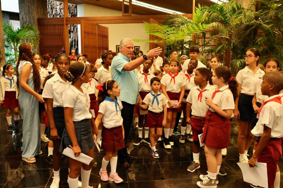 Miguel Díaz-Canel y un grupo de niños cubanos en el Palacio de la Revolución.