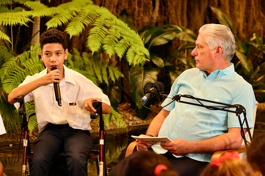 Niño con discapacidad conversa en el encuentro con el presidente, Miguel Díaz-Canel)