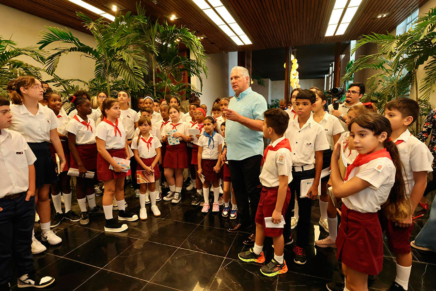 Presidente cubano, Miguel Díaz-Canel, en recorrido por el Palacio de la Revolución con un grupo de niños.