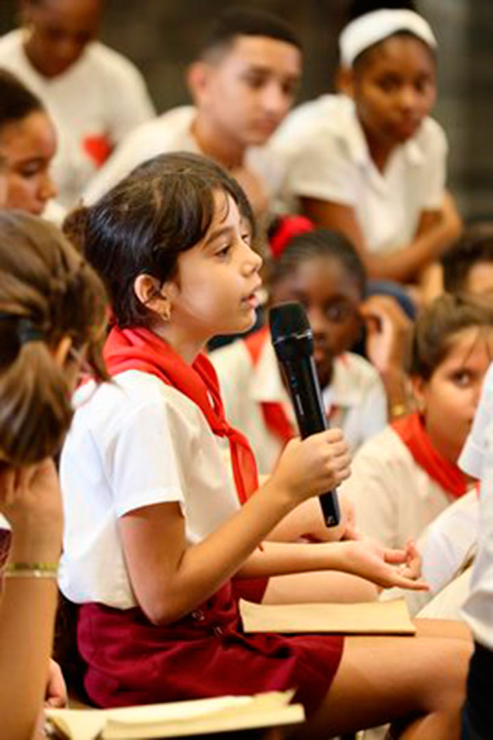 Niña conversa en encuentro con el presidente cubano, Miguel Díaz-Canel.