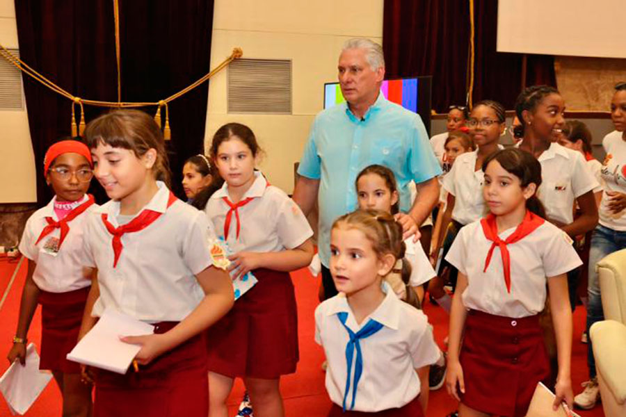 Presidente Díaz-Canel y un grupo de niños cubanos en el Palacio  de la Revolución.