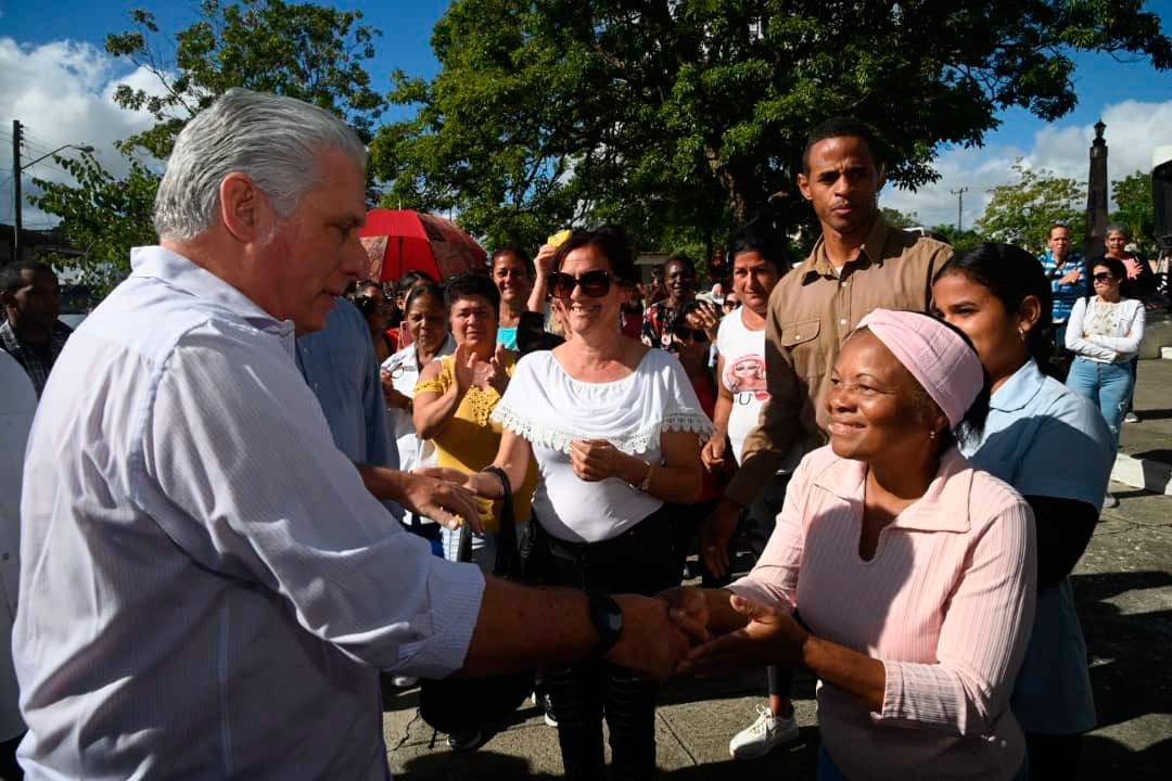 Presidente Miguel Díaz-Canel conversa con pobladores de Lajas, Cienfuegos.