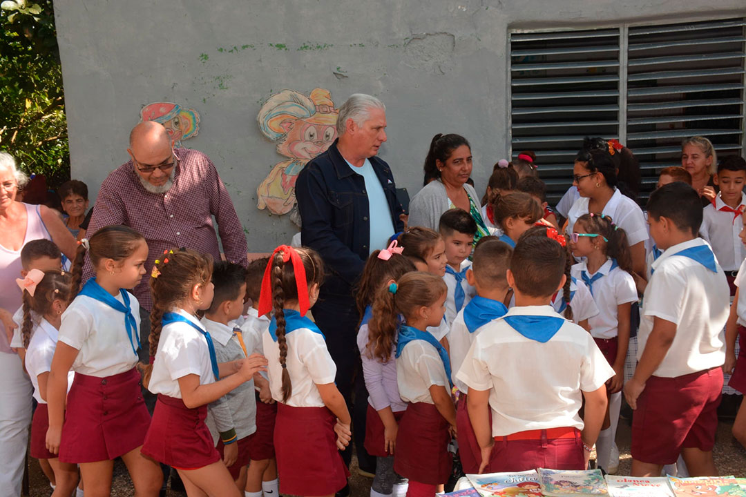 Presidente cubano, Miguel Díaz-Canel, conversa con los alumnos de la escuela Ovidio Rivero, de La Estrella.