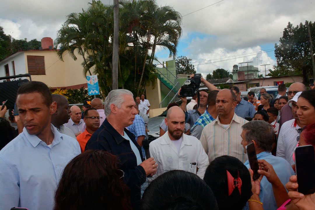 Miguel Díaz-Canel dialoga con pobladores de La Estrella, en Santa Clara.