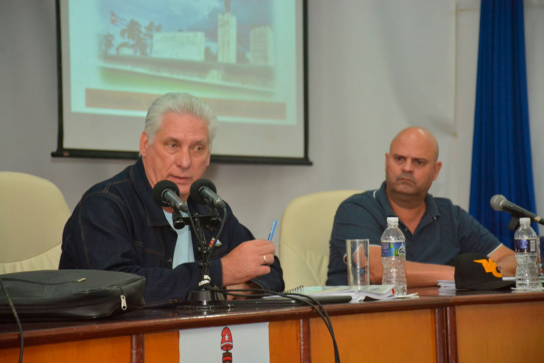 Miguel Díaz-Canel Bermúdez, primer secretario del Comité Central del Partido Comunista de Cuba, y Osnay Miguel Colina Rodríguez,  primer secretario del Partido en Villa Clara.