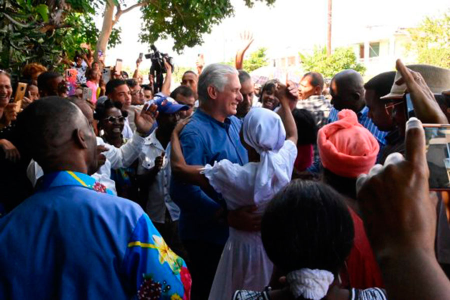 Integrantes del proyecto sociocultural haitiano Asocié Aché saludaron a Díaz-Canel con música de tambores y con la conga criolla.