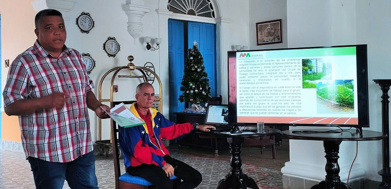 Yanier Rodríguez presentsa ponencia sobre los patios urbanos.