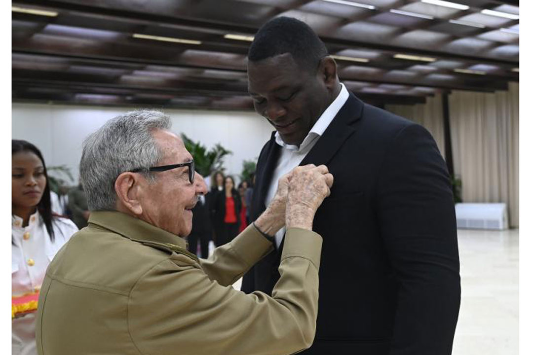 Condecoración de Héroe de la República de Cuba y Heroínas del Trabajo