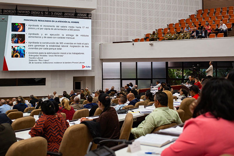 Diputados durante el análisis del Programa de recuparación del sistema electroenergético nacional.