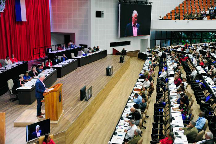 Díaz-Canel pronuncia discurso ante la Asamblea Nacional.