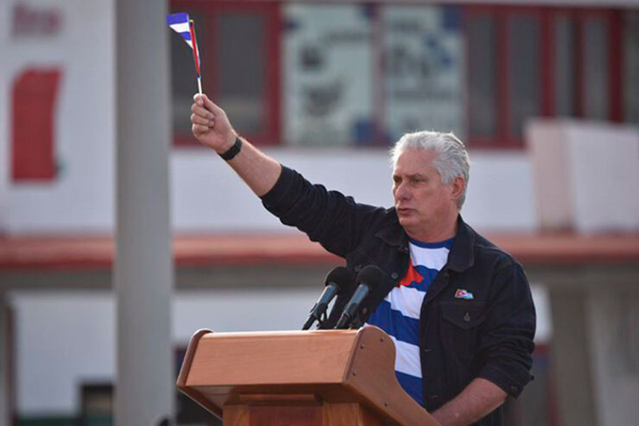 Presidente cubano, Miguel Díaz-Canel, pronuncia discurso antes del inicio de la Marcha del Pueblo Combatiente.