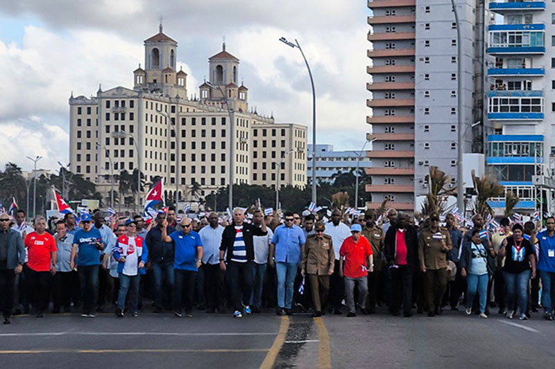 General de Ejército Raúl Castro Ruz y el presidente cubano, Miguel Díaz-Canel, encabezan la marcha contra el bloqueo en La Habana.