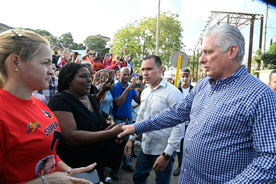 Miguel Díaz-Canel y pobladores municipio Bolivia