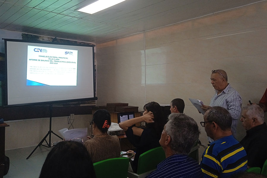 Rubén Ramos, presidente del Consejo Electoral Provincial, presentó el informe.