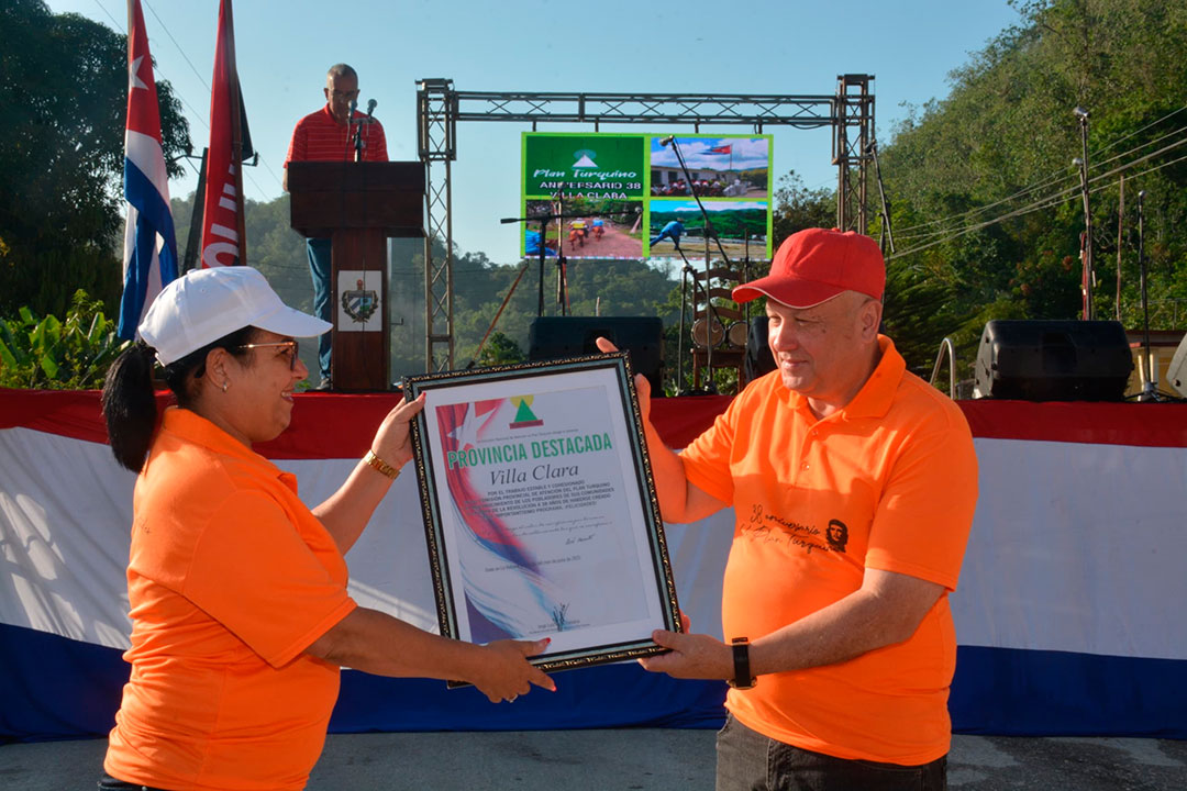 El vice primer ministro Jorge Luis Tapia Fonseca entregó a Villa Clara la condición de Provincia Destacada en el Plan Turquino, recibida por la gobernadora de la provincia, Milaxy Sánchez Armas.