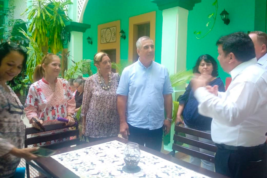 Vice primer ministro Eduardo Martínez visita el hotel Barcelona, de Remedios.