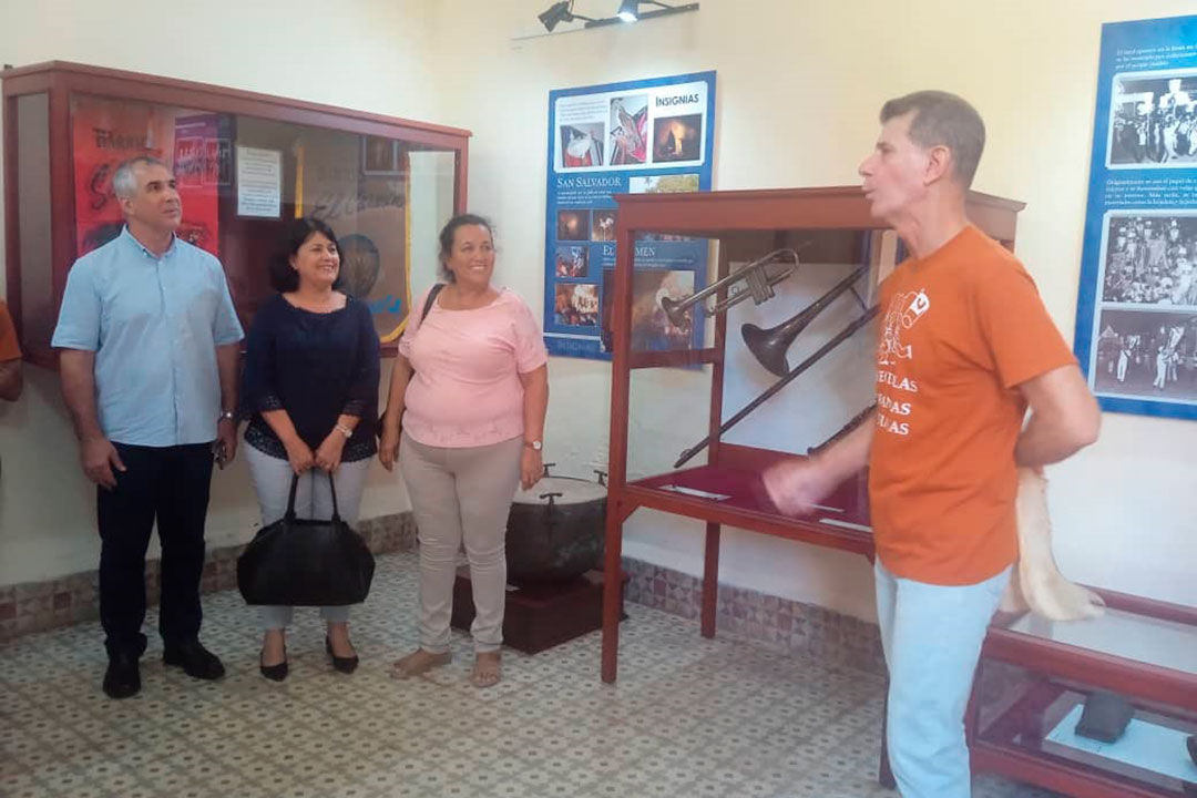 Vice primer ministro Eduardo Martínez en visita al Museo de las Parrandas, en Remedio.