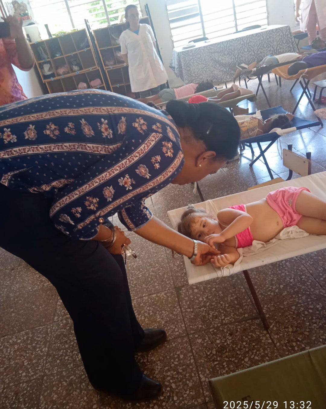 Inés María Chapman visita el círculo infantil Osito deC Peluche.