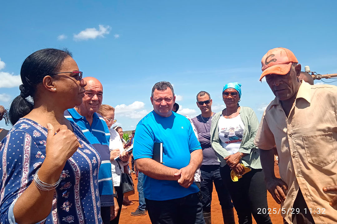 Vica primera ministra Inés María Chapman conversa con trabajadores de la finca de productor Osvaldo Socarrás González.