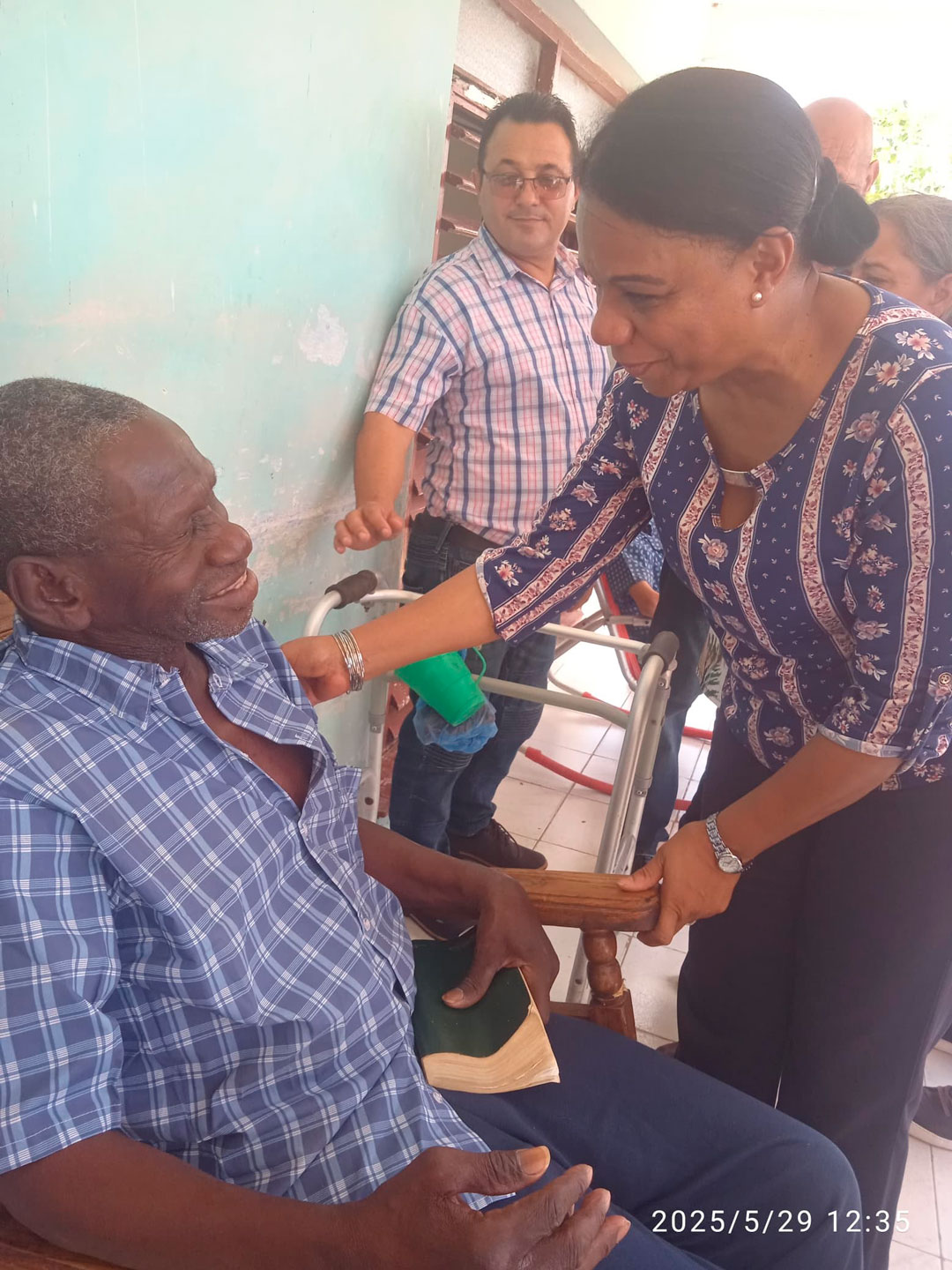 Vice primera ministra Inés María Chapman conversa con abuelo en el hogar de ancianos de Sagua la Grande.