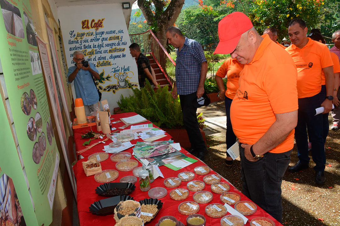 Vice primer ministro Jorge Luis Tapia visita la Estación Experimental Agroforestal de Jibacoa.