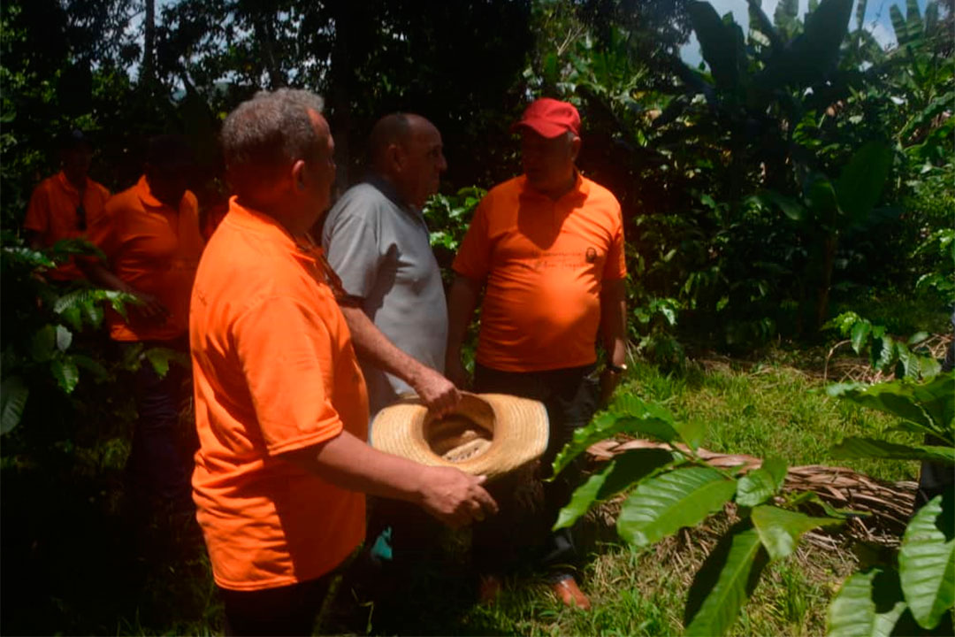 El vice primer ministro Jorge Luis Tapia intercambia con productores de café en Jibacoa, Villa Clara.