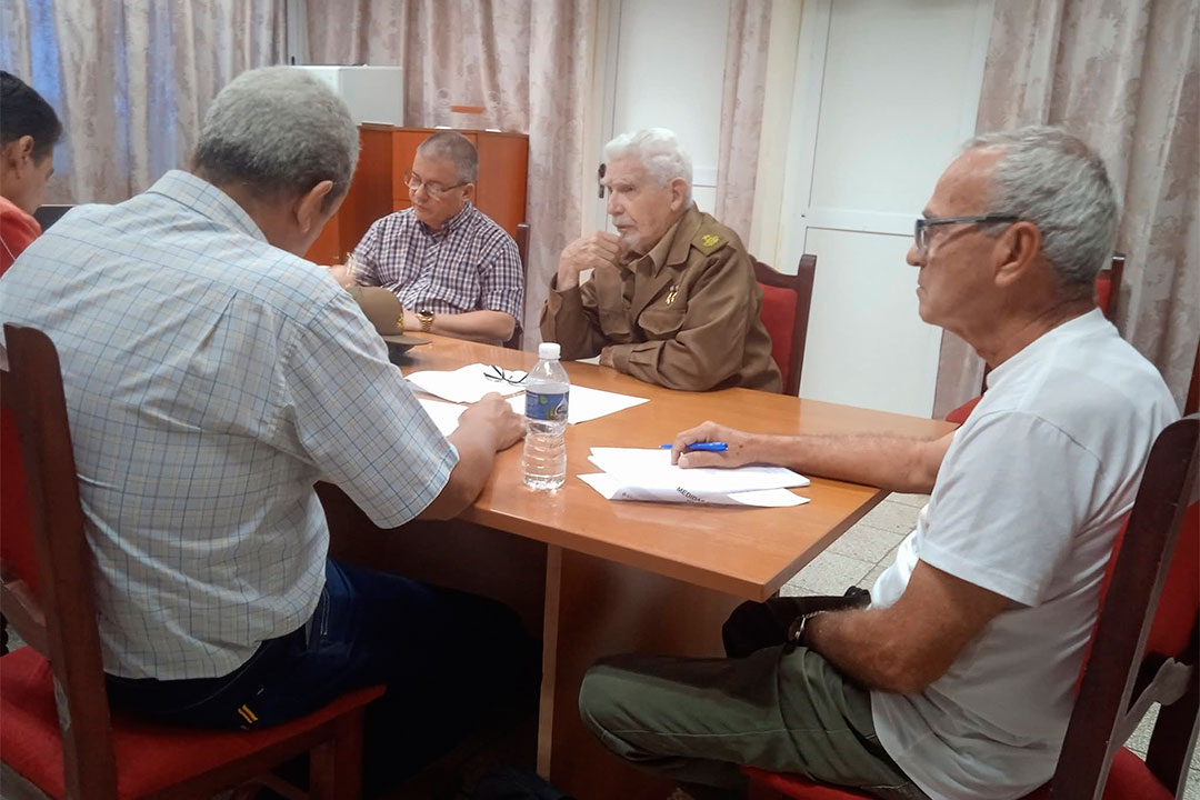 Comandante de la Revolución Ramiro Valdés Menéndez, en intercambio con dirección de la hidroeléctrica Hanabanilla.