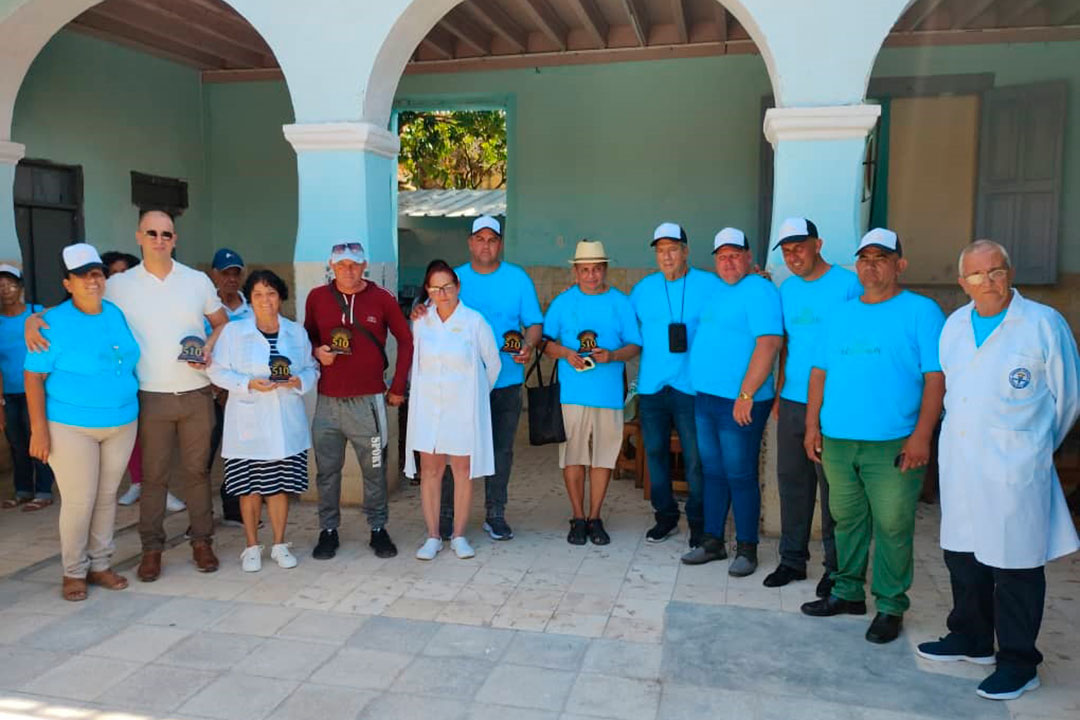 Entregada la distincion 510 Aniversario a participantes en la remodelación del hogar de ancianos en Remedios.