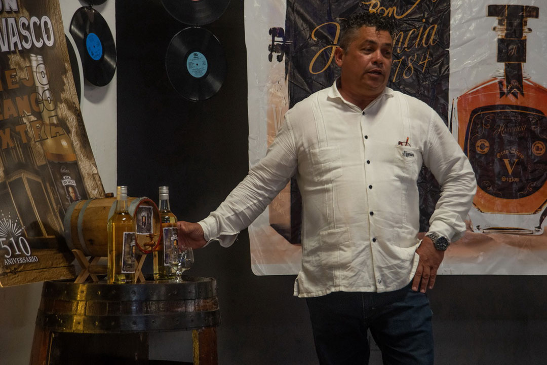 El maestro ronero Diasney Corrales Echevarría presentó los nuevos licores.