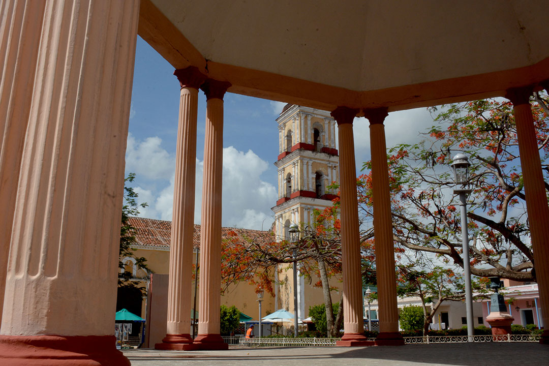 Iglesia Parroquial Mayor de Remedios vista a través de la glorieta del parque.