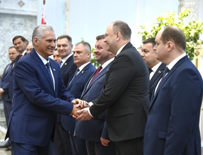Presidente cubano, Miguel Díaz-Canel, recibe bienvenida en Belarús.