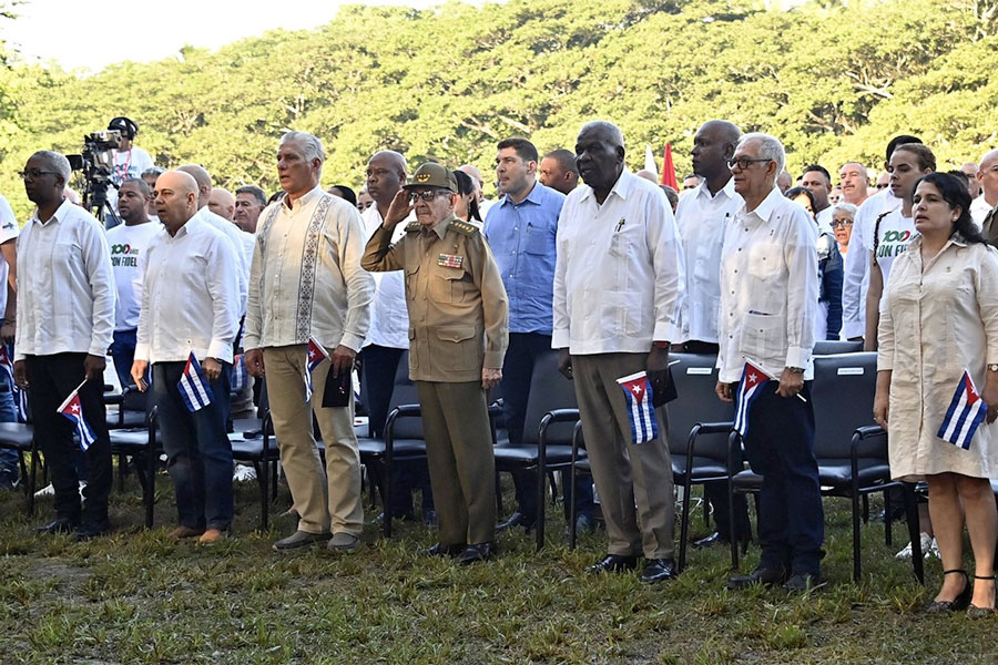 Presidencia del acto por el aniversario 99 del natalicio de Fidel Castro Ruz, encabezada por Raúl Castro Ruz y Miguel Díaz-Canel.