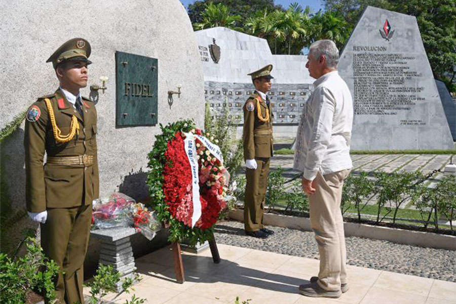 Presidente cubano, Miguel Díaz-Canel, rinde homenaje a Fidel Castro Ruz en el cementerio Santa Ifigenia, de Santiago de Cuba.