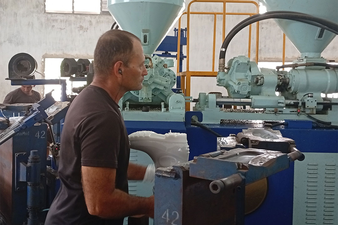 Fabricación de botas plásticas en Camajuaní.