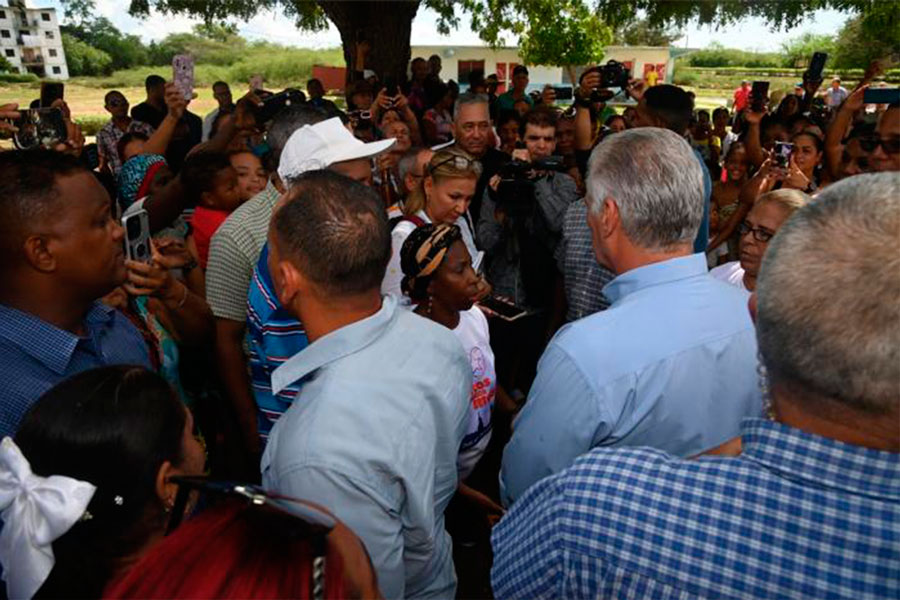 Díaz-Canel en intercambio con el pueblo en zonas afectadas por las lluvias.