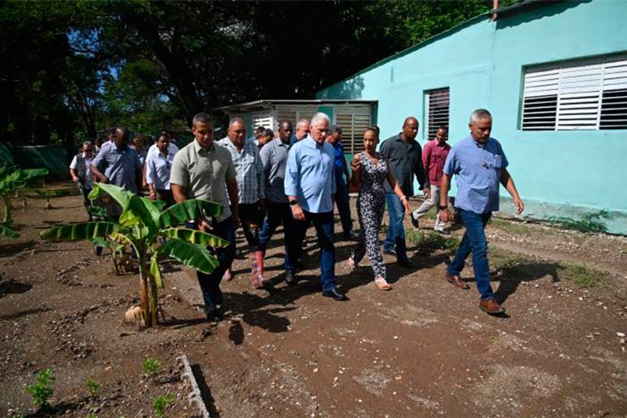 Presidente, Miguel Díaz-Canel, en recorrido por las zonas afectadas por las lluvias el el oriente cubano.