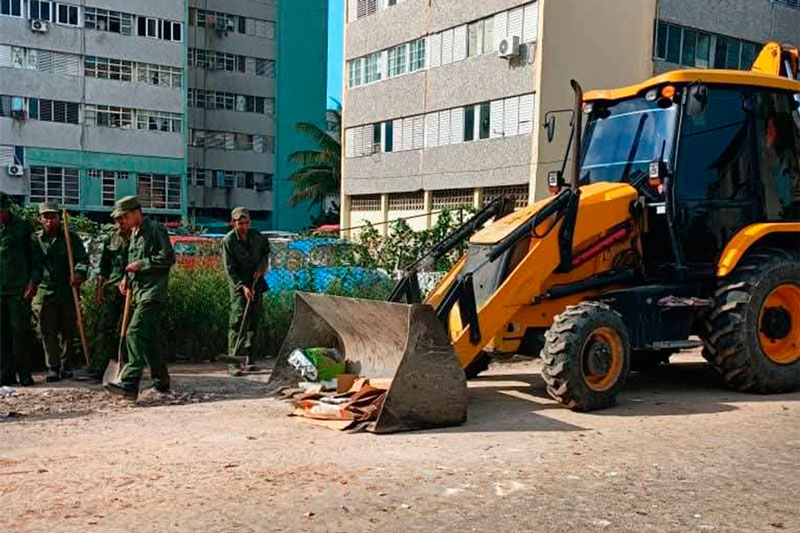 Combatientes de las FAR participan en la higienización de la ciudad de La Habana.