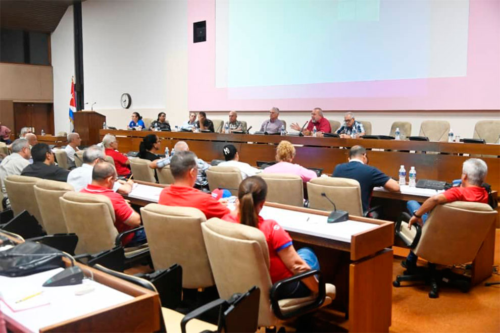 Reunión de análisis de problemas principales en La Habana.