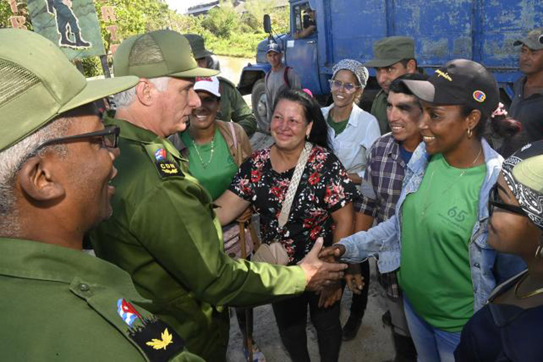 Miguel Díaz-Canel en territorios más afectados en Holguín