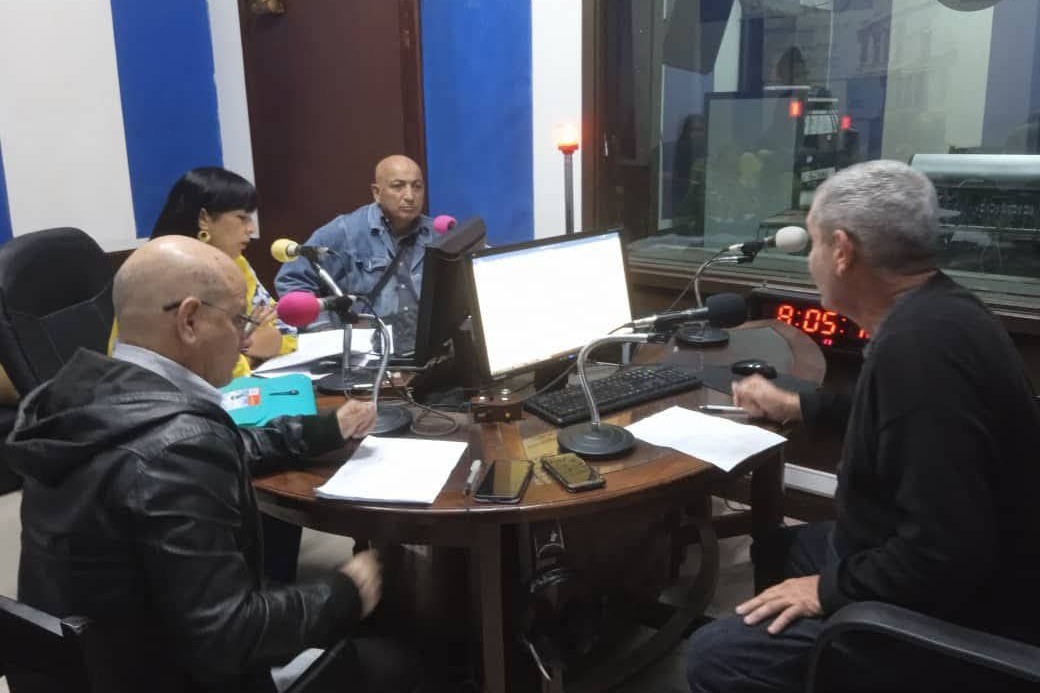 Direcciones de Salud y Transporte en Villa Clara comparecen en el programa Radio Revista W, de la emisora CMHW.
