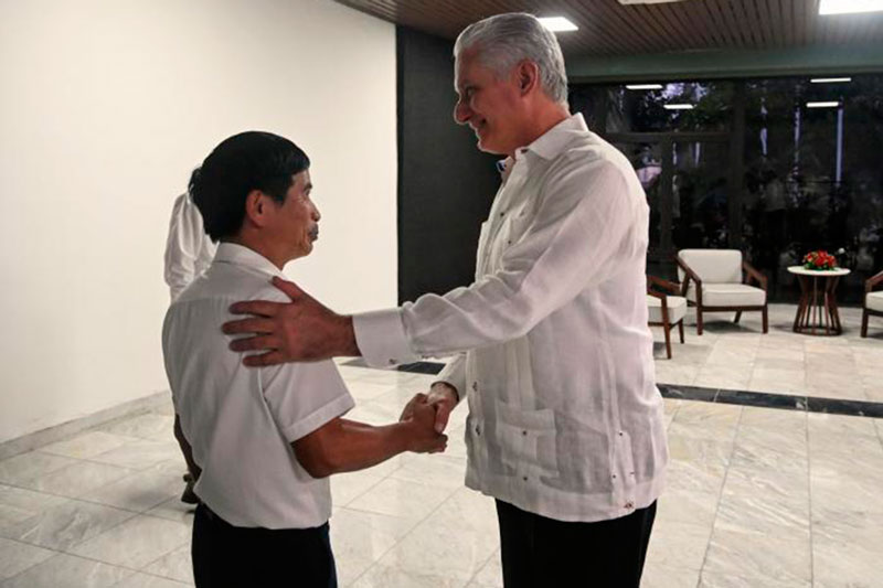 Presidente de Cuba, Miguel Díaz-Canel, y Nguyen Van Quang, presidente de Agri-VMA.