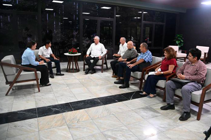 Encuentro de delegaciones de Cuba y Vietnam.