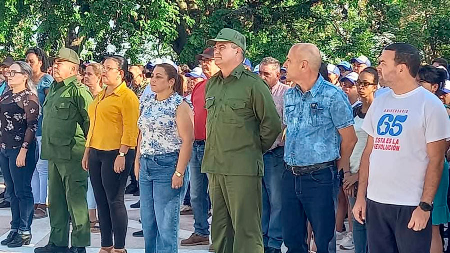Presidencia del acto de entrega de las firmas por la Patria en Santa Clara.