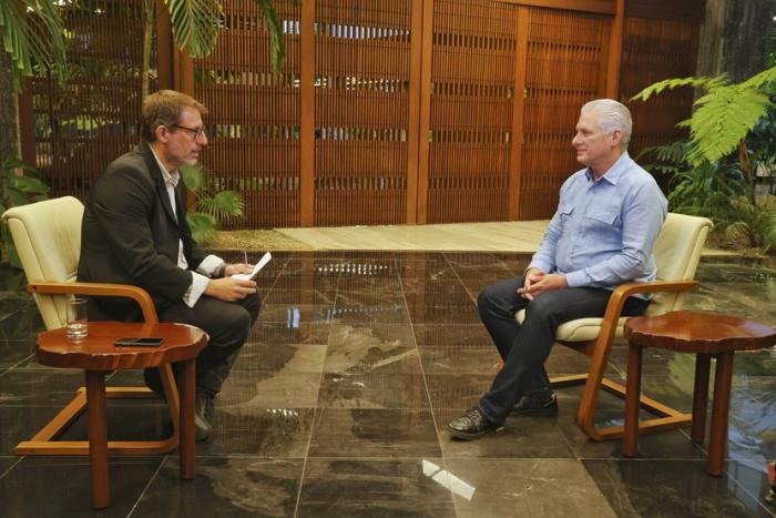 Presidente de Cuba, Miguel Díaz-Canel, es entrevistado por el periodista español Andrés Gil.