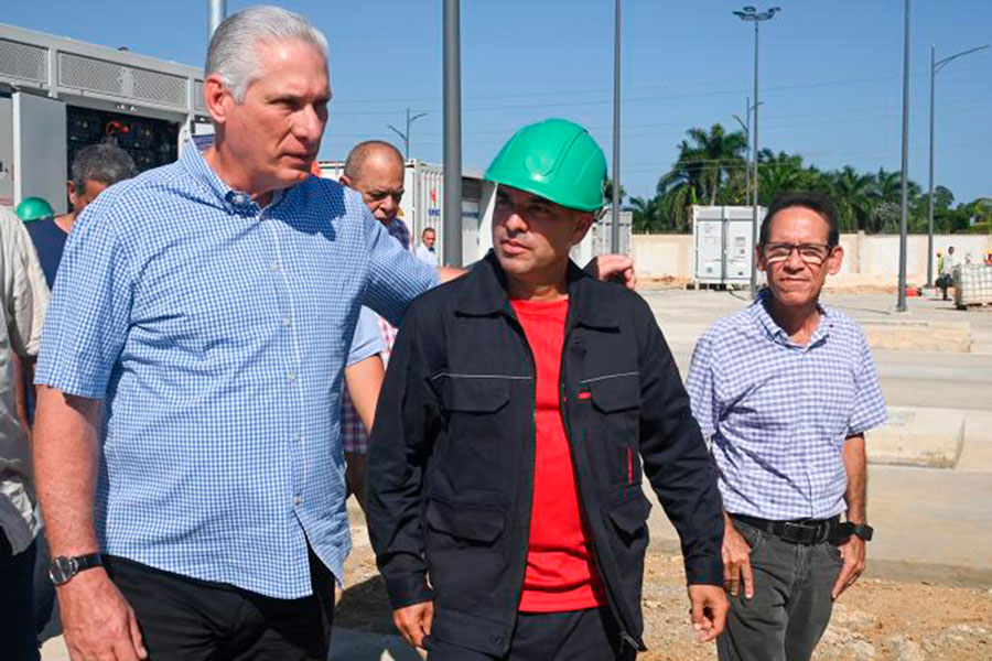 Presidente cubano visitó el Sistema de Almacenamiento de Energía en Baterías (BESS) Habana 220.