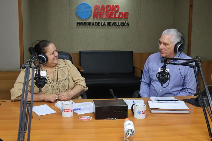 Presidente Díaz-Canel y la periodista Bárbara Betancourt.