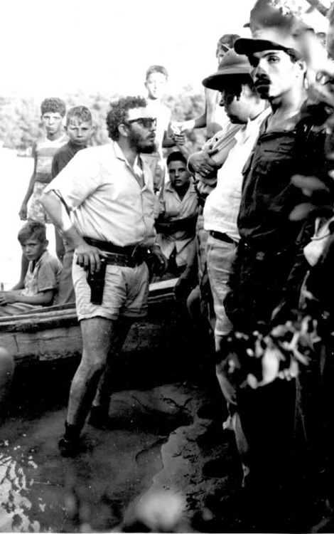 Fidel conversa con pobladores de Caletón en la Ciénaga de Zapata, 23 de marzo de 1959. (Foto: Fidel, soldado de las ideas